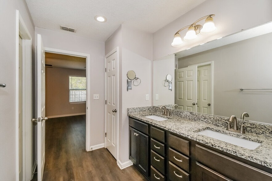 Building Photo - 6968 Loris Ln