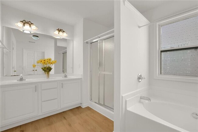 Building Photo - 3335 Briaroak Dr