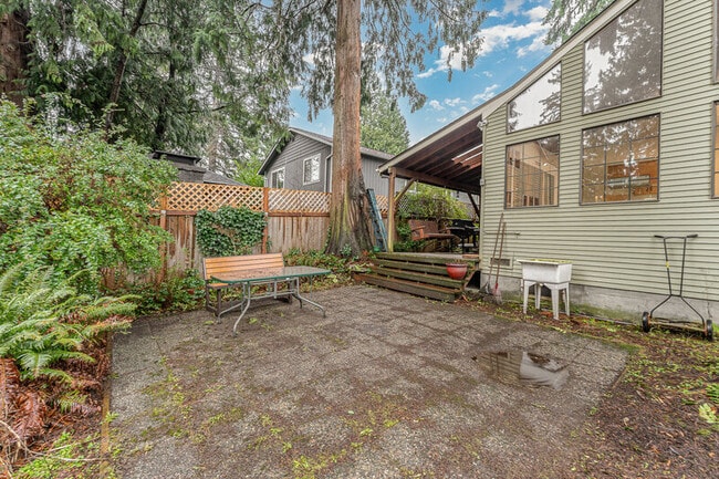 Building Photo - 3844 NE 87th St