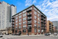 Building Photo - 817 W Washington Blvd