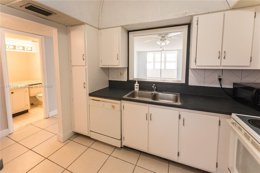 Building Photo - 410 NW 68th Ave