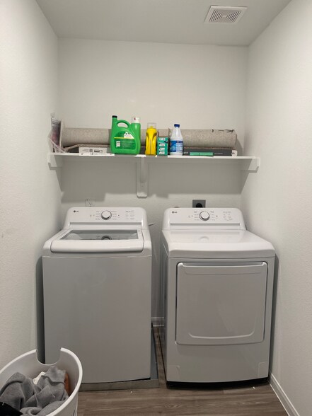 Laundry - 7314 Madison Commons Ln