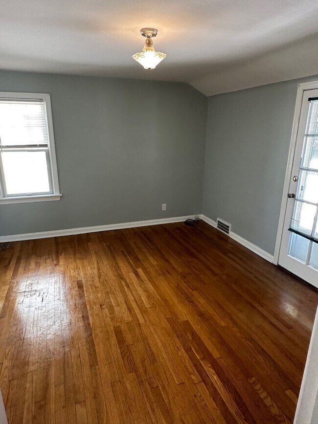 Building Photo - Gorgeous 3 bd, 2 bath South Euclid Home Awaits!