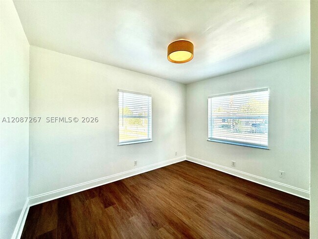 Building Photo - 2403 Scott St