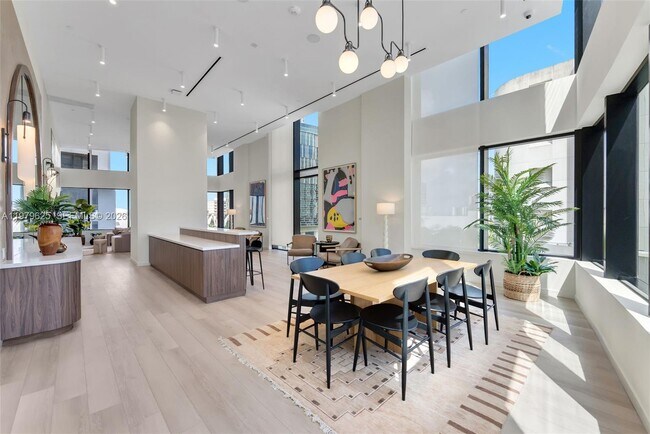 Building Photo - 225 N Miami Ave