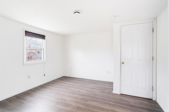 Building Photo - 689 2nd St