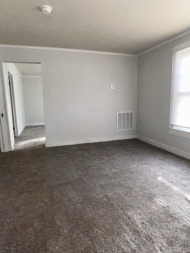 Building Photo - 2 Bedroom 1 Bathroom