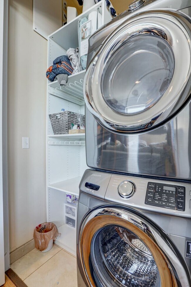 Building Photo - 2 bedroom 2 bath Penthouse apartment in Wa...