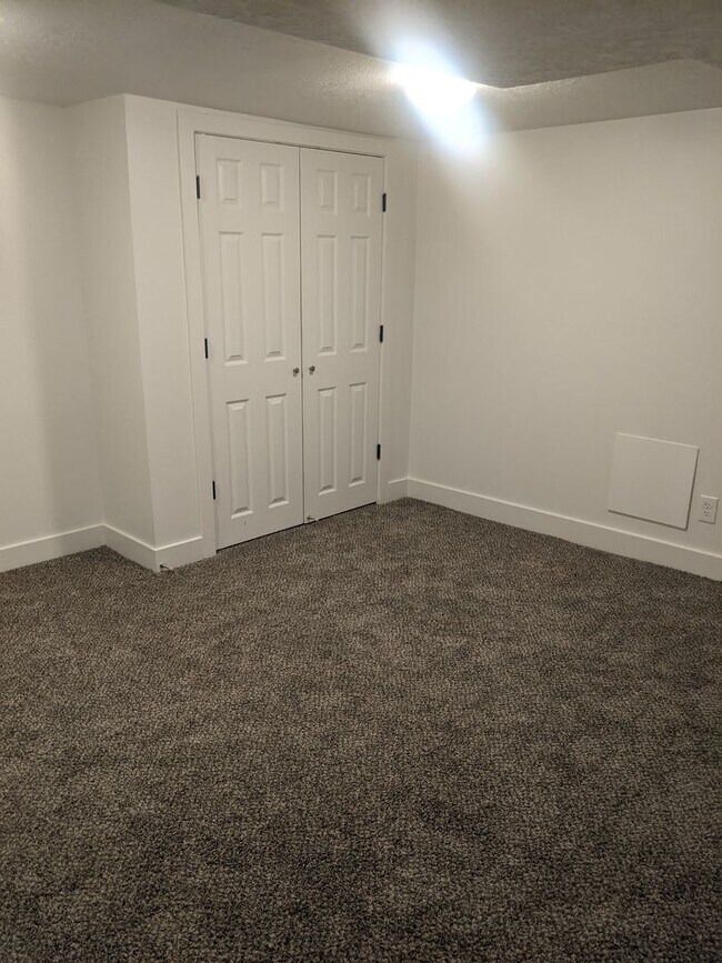 Building Photo - 2 Weeks Rent Free – Spacious 3 Bed / 2 Bath Ogden Home with Finished Basement