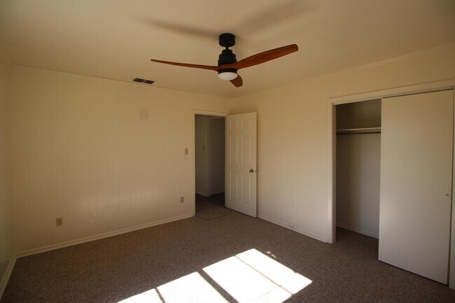 Building Photo - 605 W Hill St