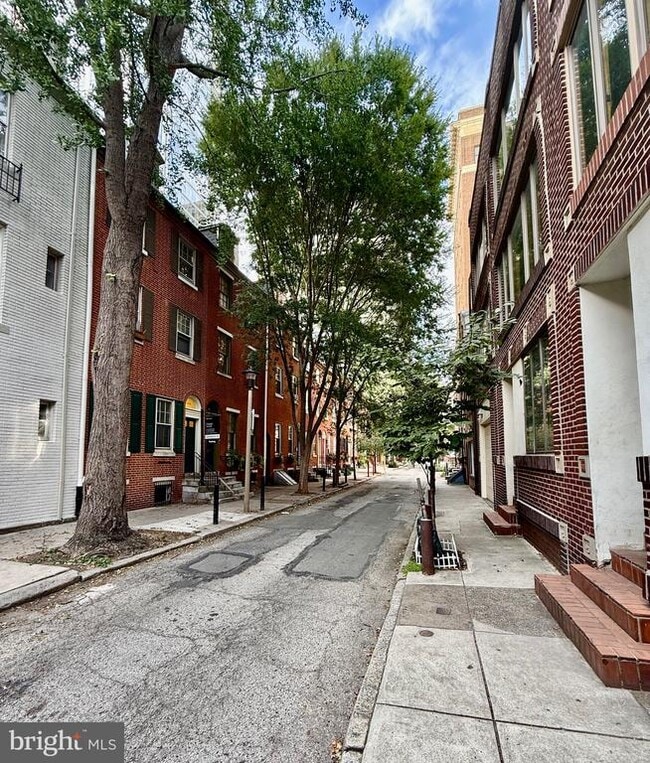 Building Photo - 330 S Juniper St