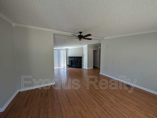 Building Photo - 10 Forest Manor Dr