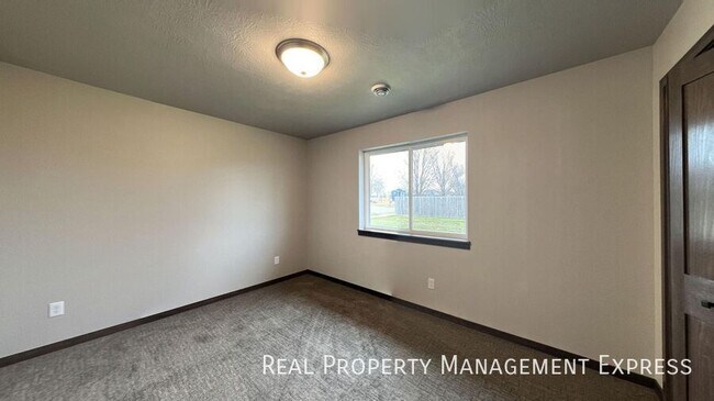 Building Photo - Modern 3-Bedroom Home with Convenience & Style in Harrisburg, SD