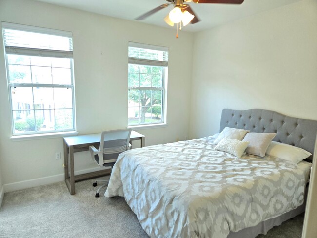 Building Photo - 2BR/2.5BA furnished townhome in a gated co...