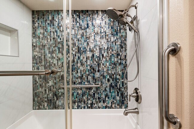 Building Photo - Modern Condo with over 1300 Square Feet wi...