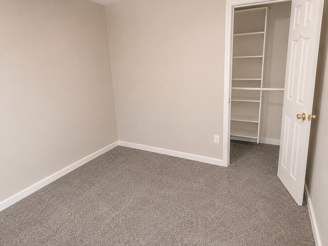 Building Photo - Adorable 2-Bedroom Gem: Fresh Floors & New Appliances!