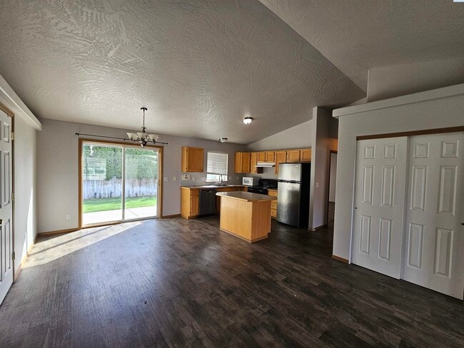 Building Photo - Fully Fenced Large Cul-De-Sac Lot