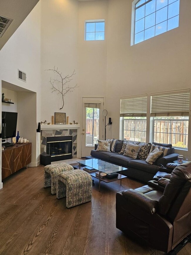 Building Photo - Modern 3BD/3BA Townhouse in Prime Union Ci...