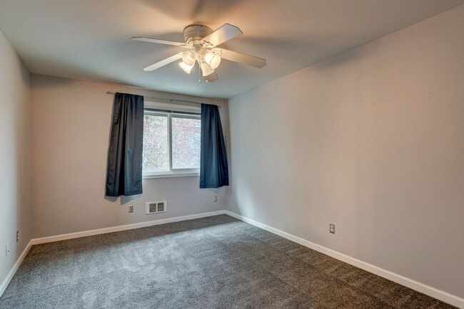 Building Photo - 3 Bedroom, 2 Bath Spacious Townhome with F...