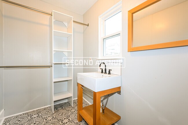 Building Photo - 625 Vine ST