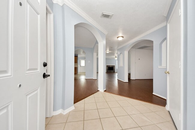 Building Photo - 7238 Foxshadows Ln