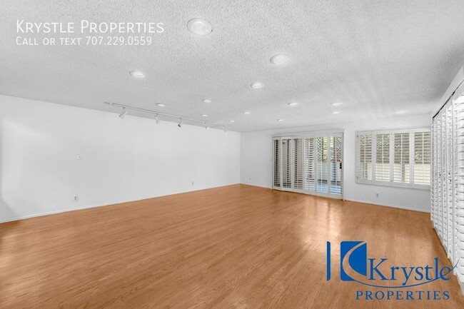 Building Photo - Stunning upper-level apartment located in ...