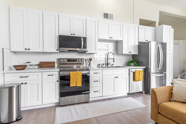 Building Photo - 555 Front St