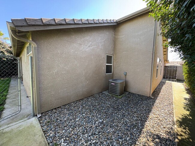 Building Photo - SE Visalia Cul-de-sac Home Available Now!