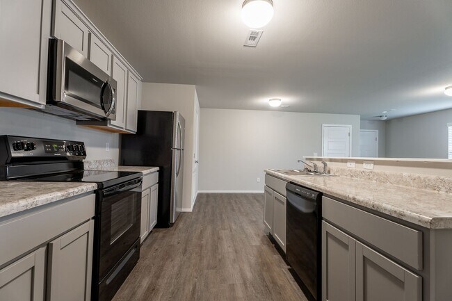Building Photo - 3-bedroom 2 bath Duplex in Lincoln!! Newly Fenced Yard!