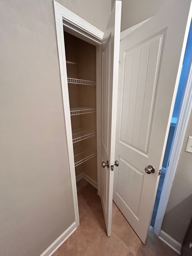 Building Photo - Large family rental available in Maple Hill