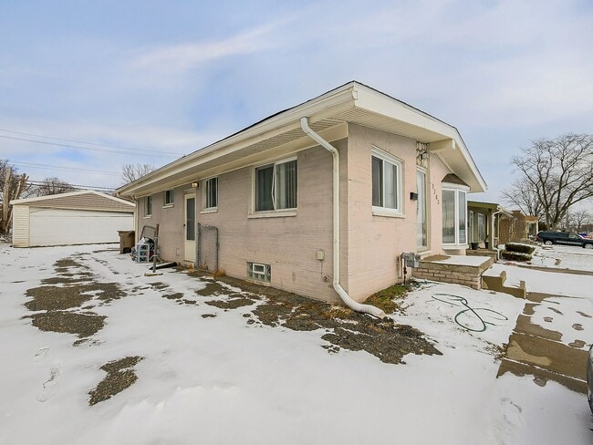 Building Photo - AVAILABLE NOW! Spacious 3-Bedroom Home with Functional Layout in Pontiac