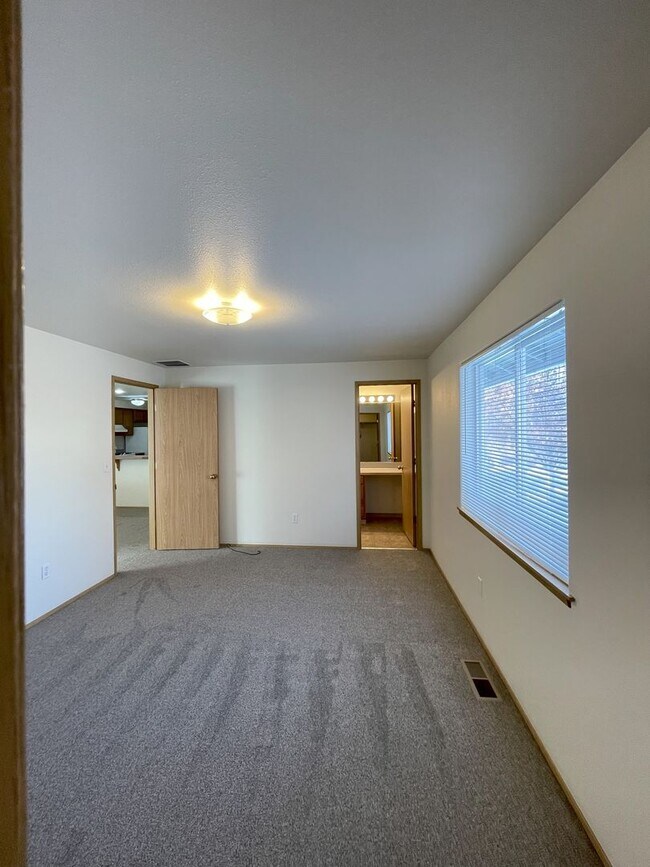 Building Photo - 5548 - 5550