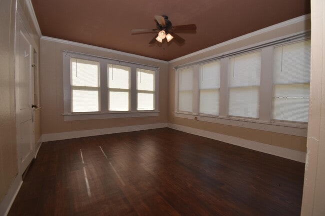 Building Photo - Large Centrally Located Home