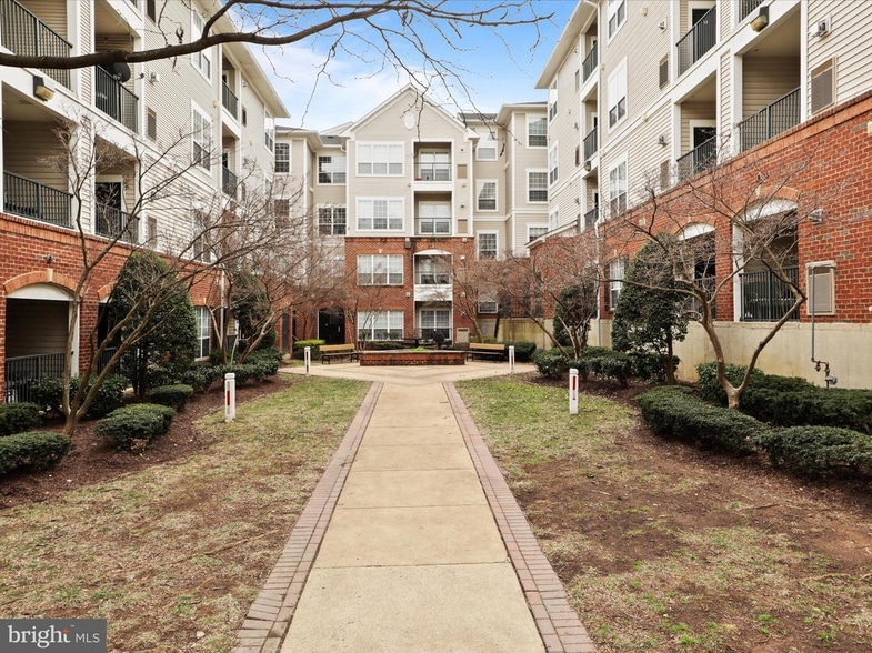 Building Photo - 4860 Eisenhower Ave