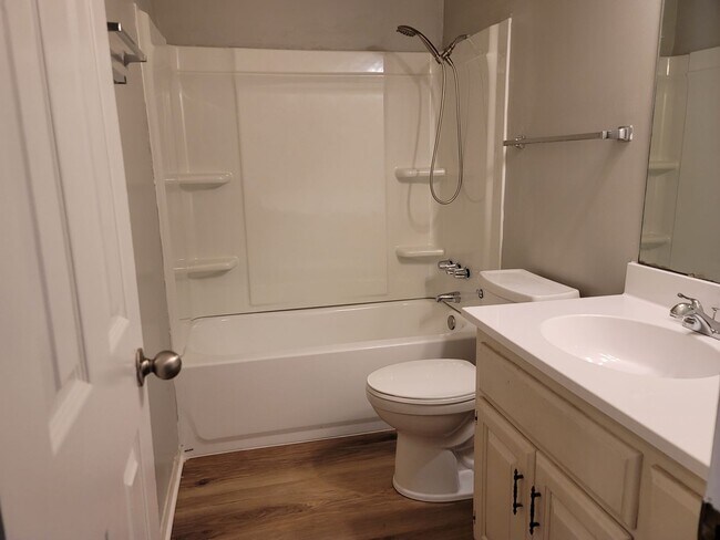 Building Photo - Newly Remodeled 3 Bedroom/2 Bath Home In V...
