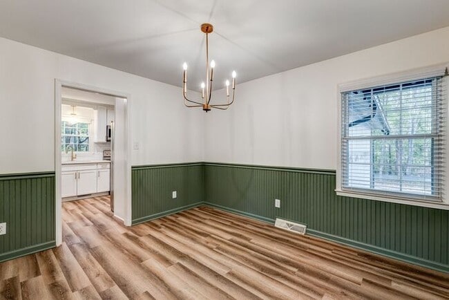 Building Photo - Private Home on Spacious Lot in Browns Sum...