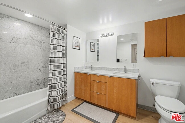 Building Photo - 700 Main St