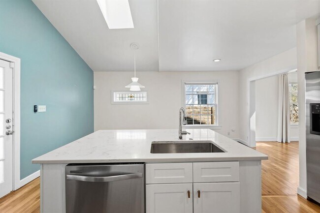 Building Photo - 1318 Bonham Terrace