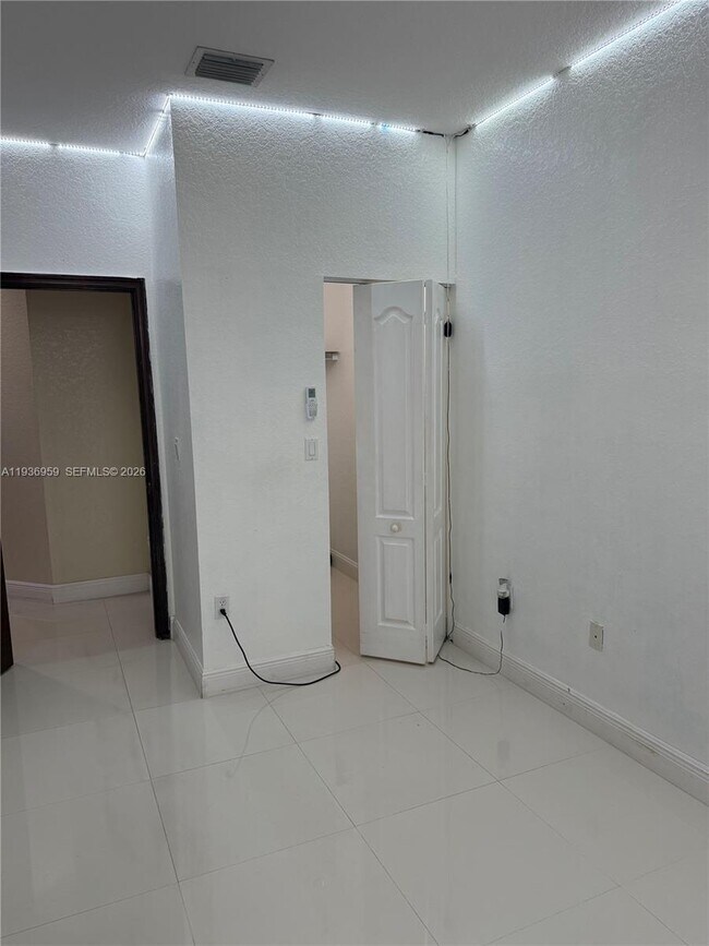 Building Photo - 3951 NE 13th Dr