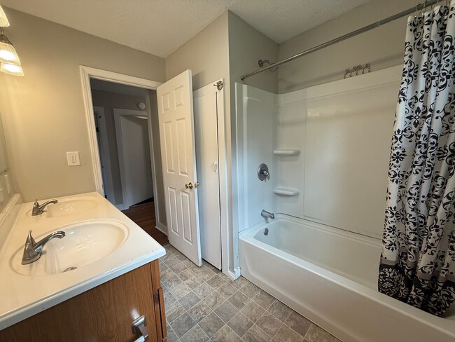Building Photo - 3 Bedroom 1 Bathroom Home in Greene County...