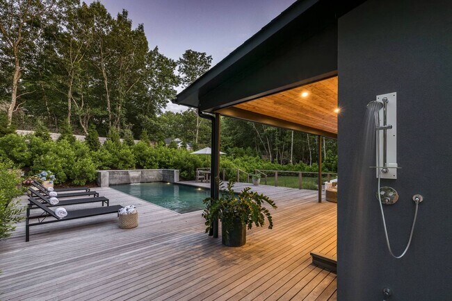 Building Photo - 32 Island View Dr W