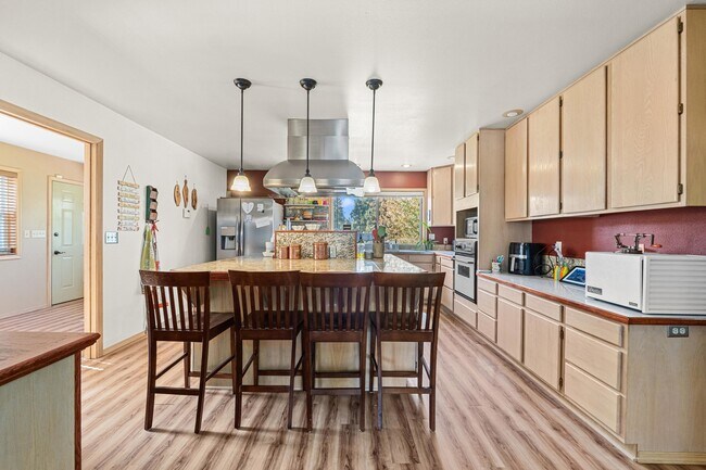 Building Photo - 1005 N 3rd St E