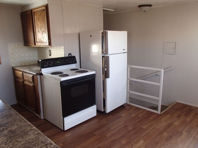 Building Photo - Larger 2 bedroom, 2 bathroom home! Pet Fri...