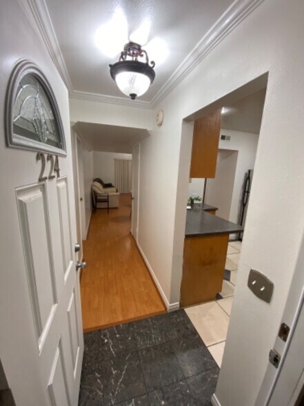 Primary Photo - 10331 Lindley Ave