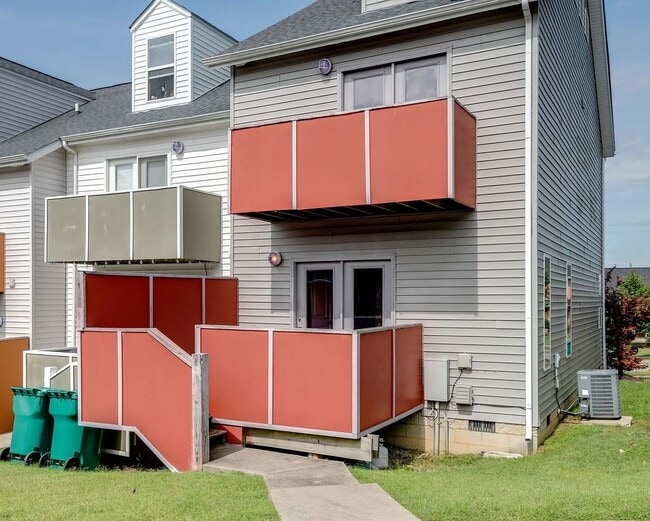 Building Photo - 3 Bed 2.5 Bath Luxury Townhome