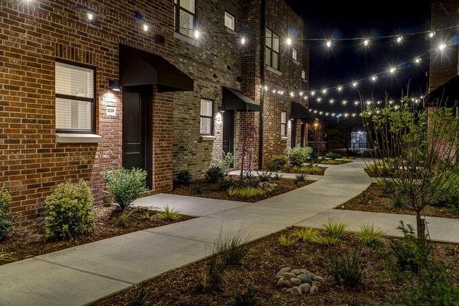 Building Photo - 523 Brownstones