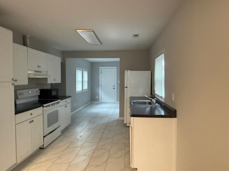 Building Photo - 955 Bradley Ln