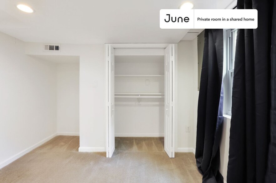 Building Photo - Room in Shared 5 bed/2 bath home in Logan Circle