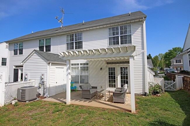 Building Photo - Light-Filled One Level Briarwood Living