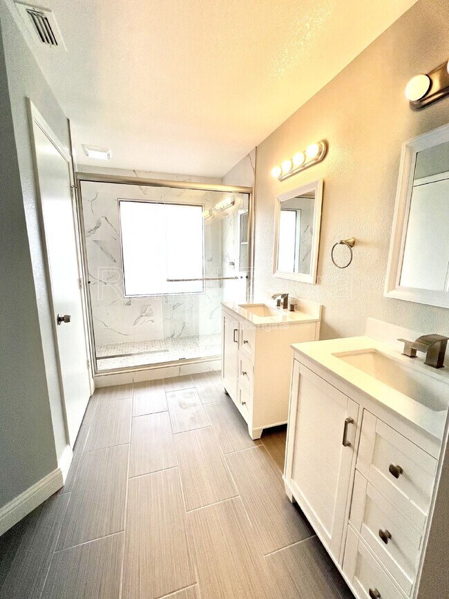 Building Photo - 1620 Sungate Dr